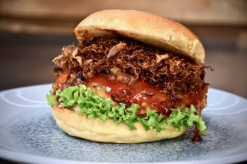 Cheddar Burger mit frittiertem Sauerkraut