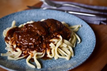 Geschmorte Schweinebäckchen in Balsamico Soße