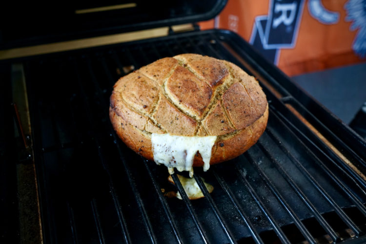 Partybrot mit geschmolzenem Käsekern