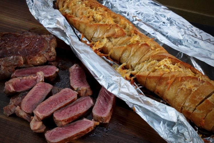 Knoblauchbaguette vom Grill